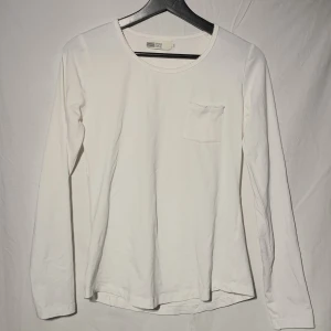 Vit långärmad tröja 🤍⭐️ - Basic vit långärmad tröja från Pier One. Storlek M