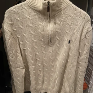 Ralph lauren kabelstickad, vit tröja, storlek XL - Kabelstickad tröja från Ralph lauren, storlek XL, bra skick, färg vit, krage med dragkedja 