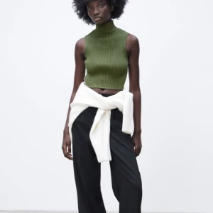 Ribbad topp - Grön ribbad topp från zara som är jättefin i färgen men endast använd nån enstaka gång. 100+frakt. Pris går att diskuteras vid snabb affär 