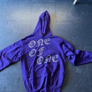 Säljer denna hoodie då den blivit för liten💜köptes för på 1500kr för ca ett halvår 