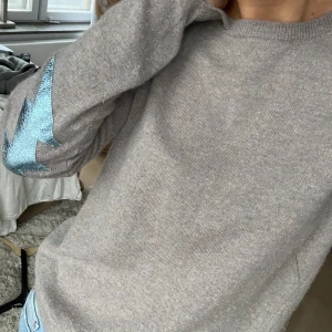 Zadig Tröja - Kashmir tröja från Zadig & Voltaire som inte säljs i butik längre. Sparsamt använd och fint skick. Står ingen storlek men sitter som en S-M.🌟 Nypris ca 3000