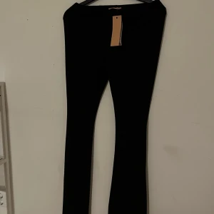 NY! Med tags  - NY med tags! ❤️Svarta byxor i 95%polyester och 5%elestan.  ❤️Utsvängda nertill,stretchigt material. ❤️ Storlek S/M ❤️70kr