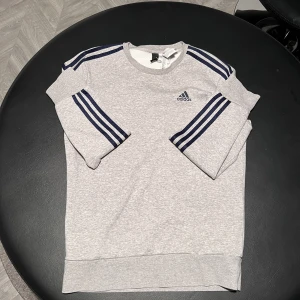 Grå adidas sweatshirt  - Jätte skön adidas sweatshirt som är i nyskick. Den är enbart använda några gånger och säljer pga att den inte kommer till användning. Den är i storlek S men sitter som en M. Köparen står för frakten!