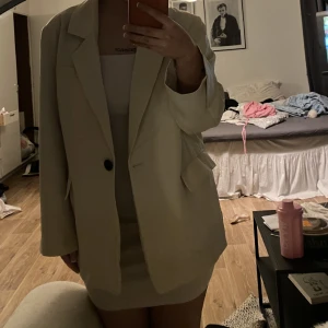 Kavaj - Helt ny kavaj, aldrig använd har prislappen på sig, nypris 500kr