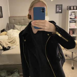 Jacka  - Säljer denna super fina jacka som ser ut som en skinn jacka men tyget e inte skin utan mer som päls. Aldrig använd❤️ bra i storlek och fina guld detaljer❤️ köparen står för frakt och skriv för mer bilder elller info❤️