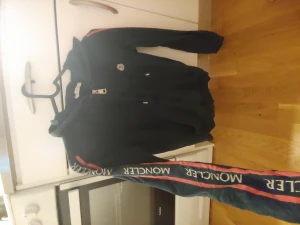 Moncler tröja - Storlek xs tajt modell