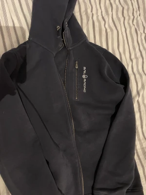 Sail racing hoddie  - Använd men fin fortfarande. Använder inte den därför säljer jag den. Köpte den på kidsbrandstore