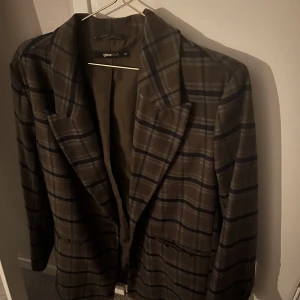 Kavaj från ginatricot  - Fin kavaj från ginatricot, Endast använd fåtal gånger. Storlek 38. Köparen står för frakten! 