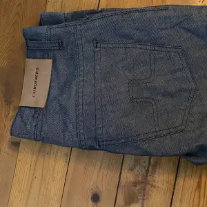 Fina jeans från jlindeberg, sitter lågmidjat och straight leg 💓 unik tvätt 