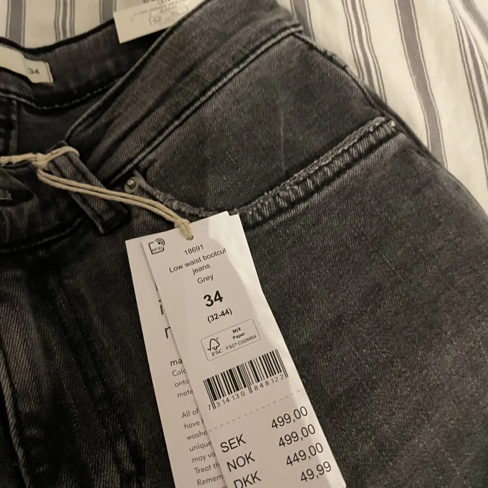 Kunde inte byta de pga att jag väntade för länge. Säljer dom för dom är för små och kan inte byta de. Pris + frakt 📦. Jeans & Byxor.