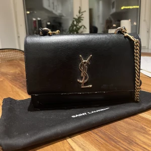 Saint Laurent ”sunset monogram medium leather bag” - Dags för denna goding att hitta ett nytt hem. Köptes 2021 från mytheresa, den är inte i det bästa skicket. Tyvärr lossnade själva handtaget vid ett fall, däribland skapade lite små repor och 3 hål (små). Därav säljer jag mkt billigare. Läs mer i kommentar