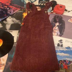 Knappt använt 60s inspirerad hängselklänning 🫢🎸 Jimi Hendrix skulle älska den här klänningen 