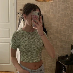 Grön tröja  - En jätte fin grön tröja från H&M helt oanvänd💚Väldigt bekväm och den sälj då de inte kommit till användning💚(köparen står för frakten)