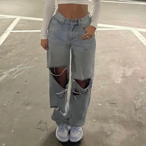 Baggy jeans 34/36  - De populära byxorna storlek 34/36, sitter jättefint (som på bild). Priset kan diskuteras. 