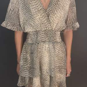 Helt ny zara klänning med lappen kvar köpt för 350 säljer för 200. Kan gå ned i pris vid snabb affär!