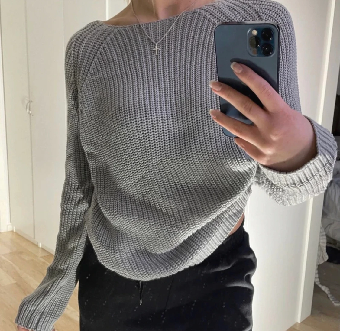 Grå långärmad stickad tröja