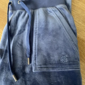 Juicy couture - Blå juicy couture byxor strl xs Köpta i september 2022. Använda men i gott skick. Köparen står för frakten