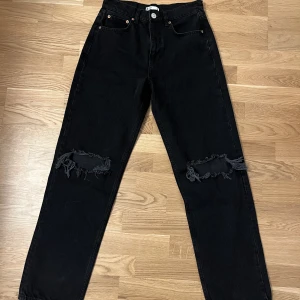 Svarta jeans med hål - Svarta jeans med hål i storlek 36 från Gina tricot! Nyskick då aldrig använda. Är 169 och jeansen passar mig perfekt i längden. Köparen står för frakt💓