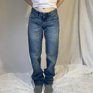 Baggy jeans  - Skit snygga jea, midja-76cm, innerbenet-86cm