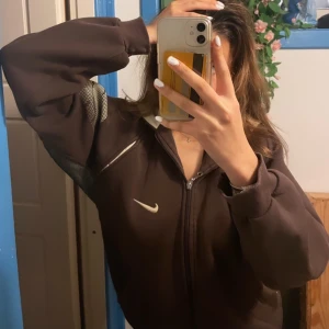Nike jacka vintage  - Skön och fin kofta/jacka med zipup från Nike ❤️Den är i bra skick! I priset så är frakten INKLUDERAD ❤️pris diskuterbart 