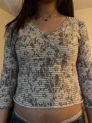 blommig top!! - En blommig croppad top! Obs den  har ett hål vid armen!!❤️