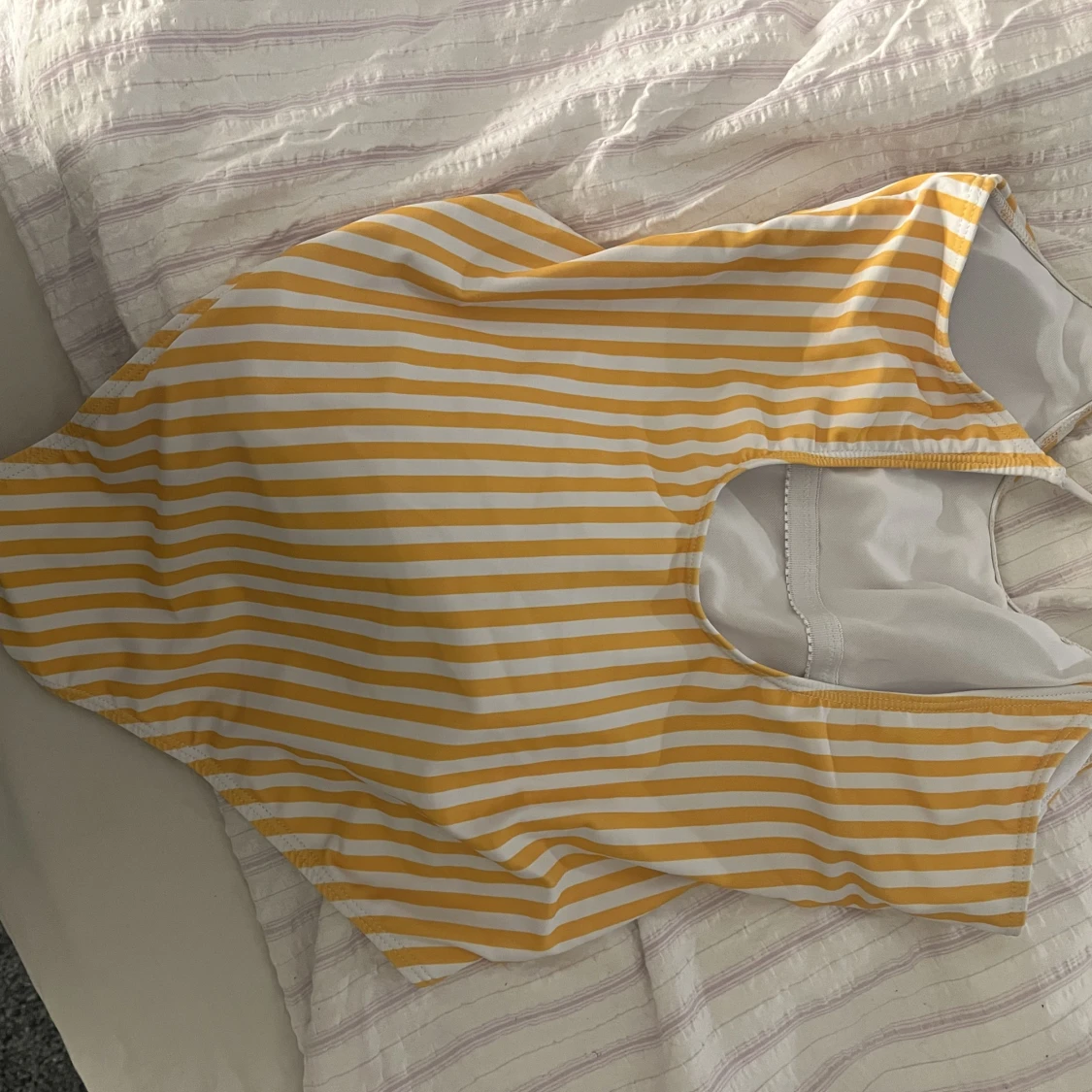 En gul baddräkt t salu - 90