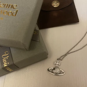 Vivienne westwood halsband - Säljer detta super snygga halsband! Aldrig använt. Vet tyvärr inte om det är äkta. Allt på bild 1 medföljer 😊 pris kan diskuteras 