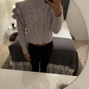Lila stickad tröja - Såå fin unik, ljuslila stickad tröja med coola detaljer och mönster samt volanger på axlarna! Modellen är något kortare. Sticks inte alls!🙌🏼🥰🌺