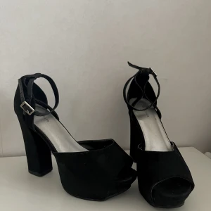 Svarta klackskor med tjock plattå  - -