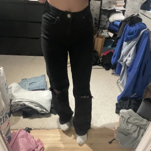 Svarta jenas  - Säljer kläder pga utresning, bra skick. Köparen står för frakt 💙 Oanvända jeans 