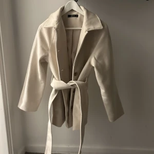 Kappa från gina  - Superfin och mysig kappa från Gina, inte alls mycket använd då jag inte tyckte jag passade i färgen. Storlek XS 💕