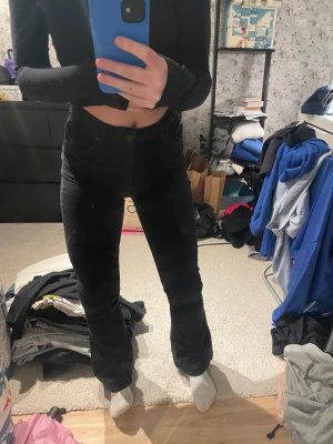 Bootcut jeans - Säljer kläder pga utresning, bra skick. Köparen står för frakt 💙 Svart bootcut jeans använda Max 2 ggr