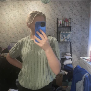Grön stickad t-shirt - Säljer kläder pga utresning, fint skick köparen står för frakt💙 Använd 1 gång och köpt för ca 2 månader sedan på Kappahl. Grön och mysigt material 