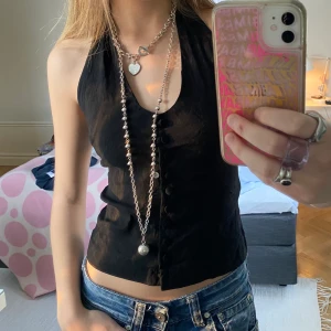 Svart topp - En supercool svart kostymtopp! Passar så bra på fest🖤Den är öppen i ryggen och halterneck🖤I toppenskick!