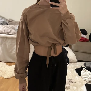 Brun collegetröja  - Tröja köpt i Paris, använd fåtal gånger 