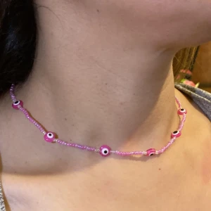 Rosa evil eye halsband 💕 -  Evil eye Kollektion 🧿 * 35kr per halsband exklusive frakt! * Du väljer längden själv * Flera olika färger * Vill du ha ett mix-färgat halsband? Gärna! Du väljer precis allt. * Standard längd 40 cm * + 1cm = +2 kr