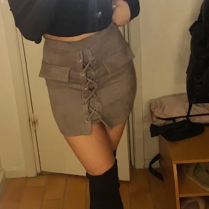 Minikjol - Mini kjol i storlek xs/s, lila-grå aktig färg, i sammetmaterial, sitter superfint på. 100kr 🤍