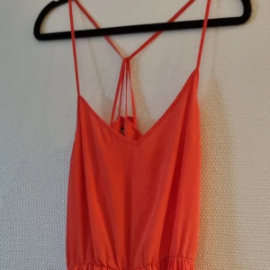 Sommarklänning - Fin sommarklänning som gör dig extra brun!