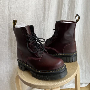 Vinröda Dr. Martens - Vinröda Dr. Martens med snörning. Helt oanvända. Supersnygga 😍