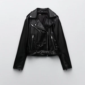 Skin jacka från zara  - Jätte fin skin jacka i toppen skick som tyvärr är lite liten❤️den saknar sitt skärp men det märks knappt. Den är i storlek S och passar även mellan XS/M ❤️köparen står för frakten❤️