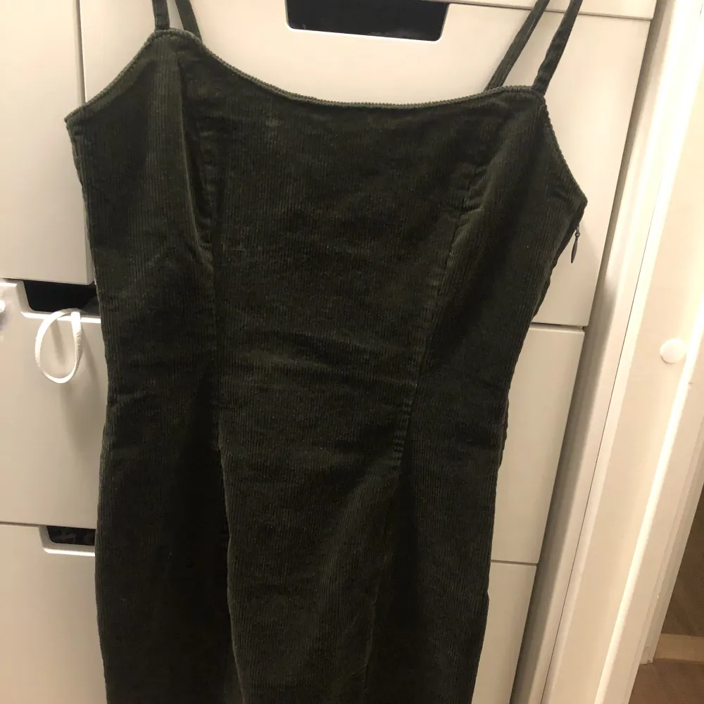 Fin grön manchester klänning från H&M. Bara haft på mig en gång. Finns en dragkedja på sidan. Storlek 36.. Klänningar.