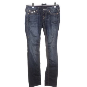 True religion jeans!! - Säljer ett par jättefina true religion jeans! Säljer då jag har för många jeans. Köpta på Sellpy, just nu har jag inga bilder på med kommer fixa💓midjemått 76 (stretchiga)