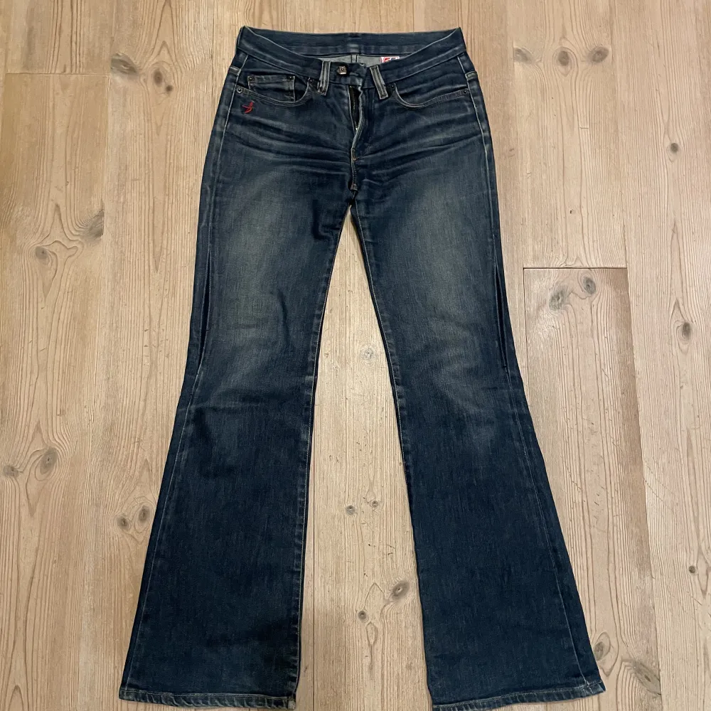 Lågmidjade jeans från diesel, utan fickor bak. Supersköna och snygga!  💙 Midjemått: 76 Innerbenslängd: 79. Jeans & Byxor.