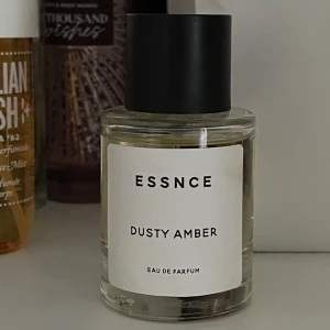 Dusty Amber essnce  - Säljer Dusty Amber från Essnce eftersom doften inte riktigt passade mig. Den ska lika Good Girl från Carolina Herrera. Doftnoter hittar ni på andra bilden. Jättefin och djup doft av vanilj som utstrålar sensualitet och självsäkerhet 