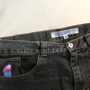 Polar Big Boys denim  - Storlek M, sparsamt använda och ej slitna. Org pris 1299 sek.  Se mått här:  https://polarskateco.com/products/big-boy-jeans-dark-blue?_pos=2&_sid=cd0019ea0&_ss=r  