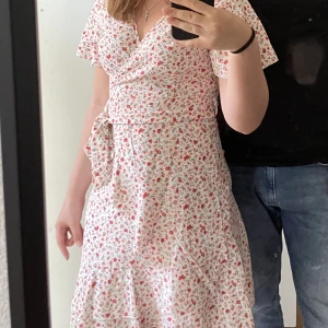 sommarklänning - en fin sommarklänning med blommor - köparen står för frakten