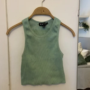 Batikmönstrat linne från Motel rocks - Snyggt grönt linne från Motel rocks, batikmönstrat!