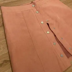 En rosa kjol med knappar, den är använd ett fåtal gånger! Väldigt bra skick