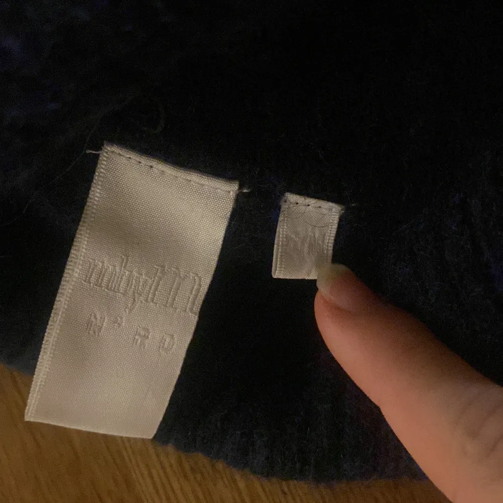 Mysig mörkblå tröja💖 vid tröjarmen sitter tyget lite lösare, tröjan kommer från mbym och är i en storlek S/M 💕 . Stickat.