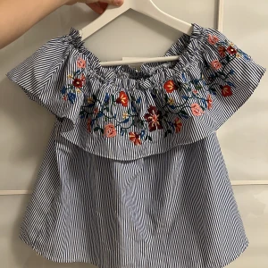 Sommartröja  - Det är stl S  Den är bra i skick 